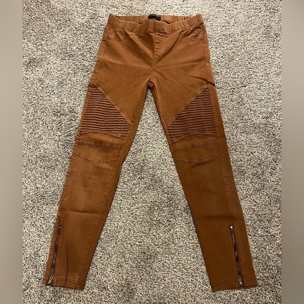Beulah Moto Zipper Jeggings. Size large (6)